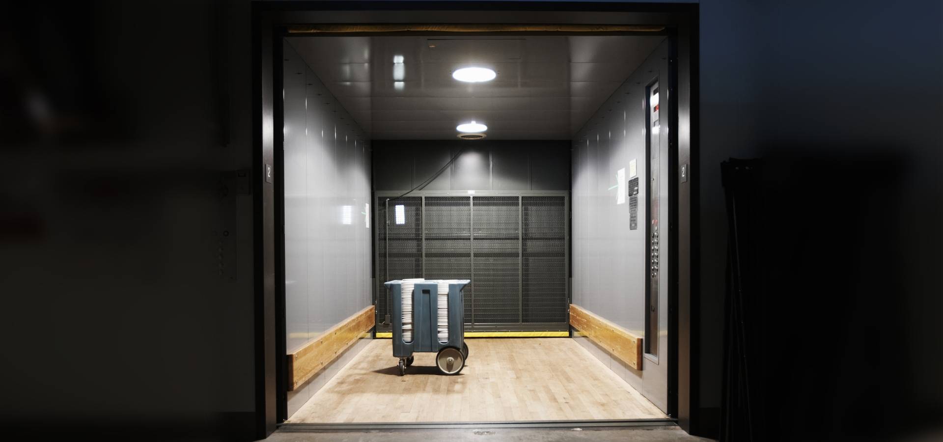 Dźwig towarowy z kontenerem